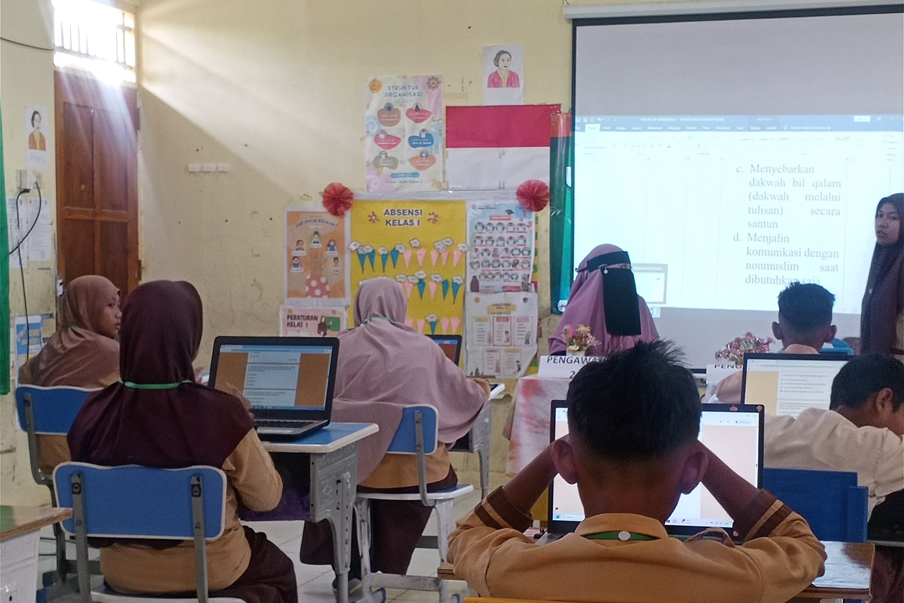 pembelajaran dengan proyektor
